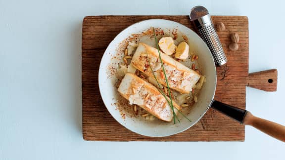 Pavé de flétan poêlé au parmesan et aux pignons