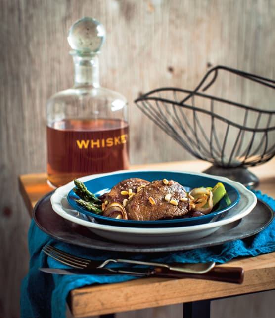 Onglet de veau, mariné au whisky, sur lit d’asperges et oignons grillés