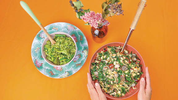 Salade de luzerne, de kale, de raisins, de pommes et d’amandes grillées