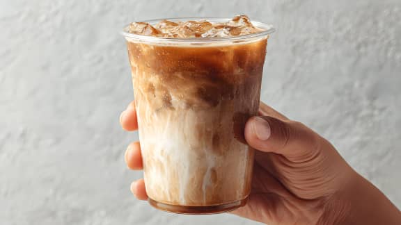 Latté glacé : l’erreur courante qui altère le goût et comment l’éviter