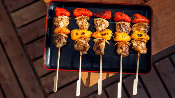 Mini-brochettes de lotte sur le BBQ aux épices espagnoles