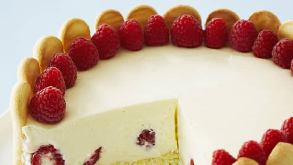 Gâteau élégant au citron et aux framboises