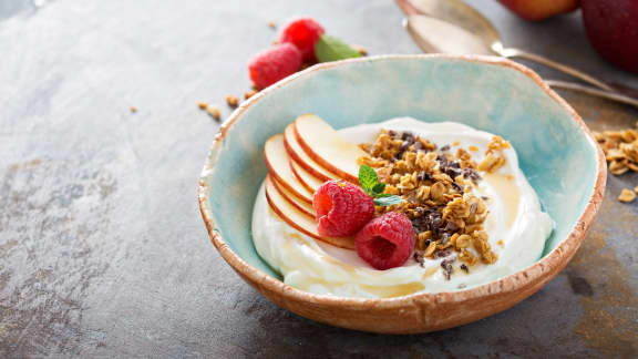Parfait aux fruits, yogourt et granola maison aux épices