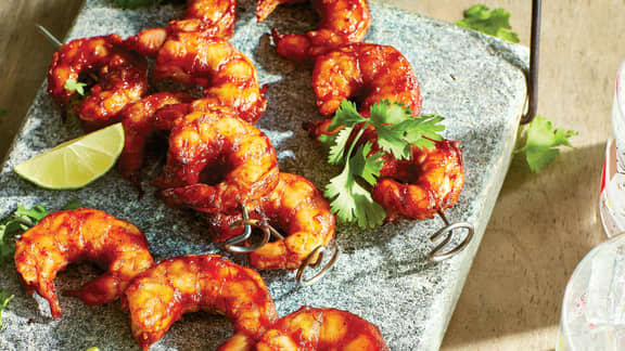 Brochettes de crevettes, salsa de pêches