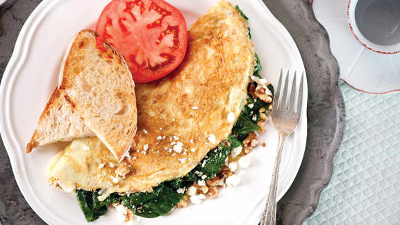 Omelette aux épinards, au fromage de chèvre et aux noix de grenoble