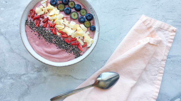 Bol de smoothie aux framboises, à l'avocat et à l'ananas