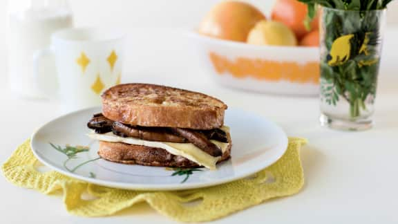 Sandwich de pain perdu aux portobellos et brie