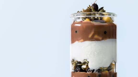 Yogourt au miel, aux petits fruits et aux graines de citrouille