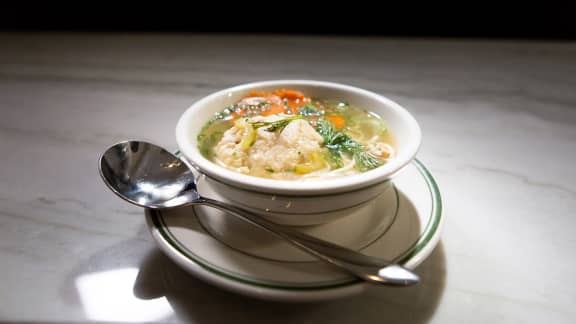 Soupe au poulet avec « matzah balls »