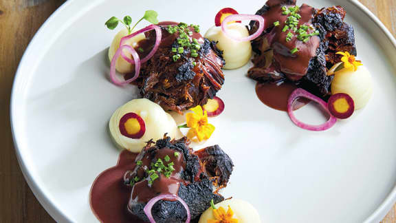 Joues de boeuf au vin rouge, purée de pommes de terre et échalotes françaises marinées