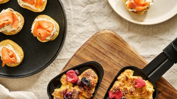 Pain doré et blinis au saumon fumé sur plaque à raclette