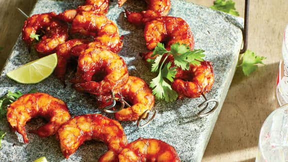 Brochettes de crevettes, salsa de pêches