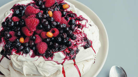 Pavlova aux petits fruits sauvages