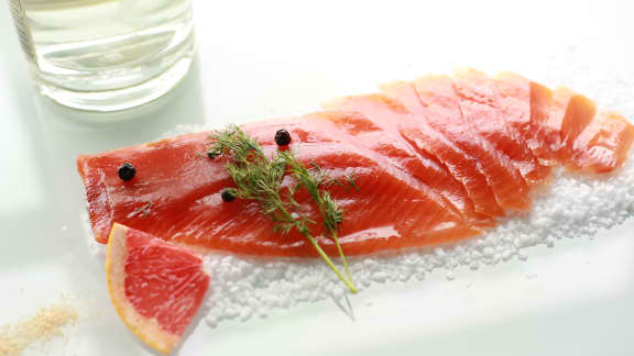 Gravlax de truite au gin d'ici