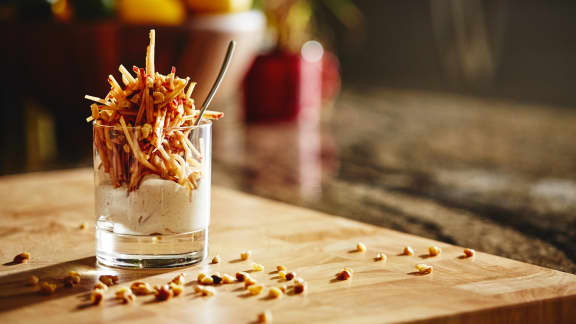 Pommes en juliennes et yogourt grec parfumé à l’érable et à la vanille