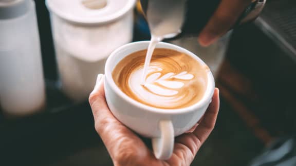 Pourquoi le café a-t-il meilleur goût quand il est préparé par quelqu’un d’autre ?