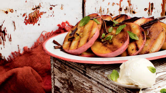 Steaks de pommes au miel et au vin