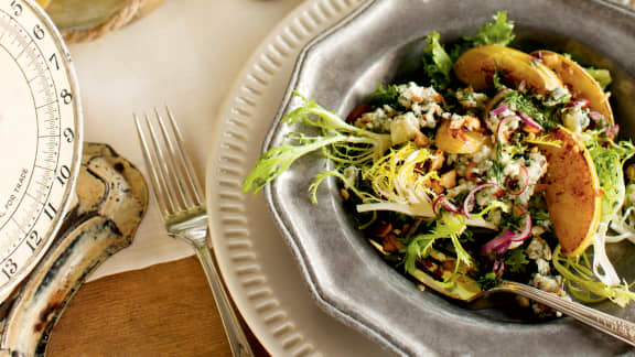 Salade au fromage bleu et pommes caramélisées