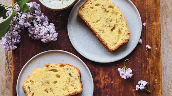 Quatre-quarts aux fleurs de lilas, yogourt au sapin baumier