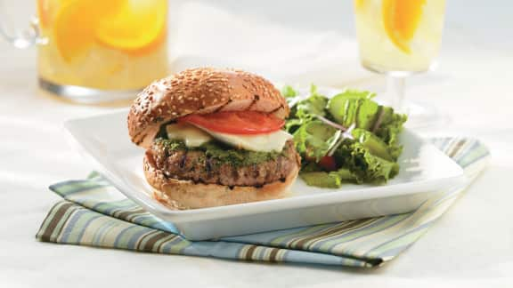 Burger de veau de lait du Québec au pesto et au brie