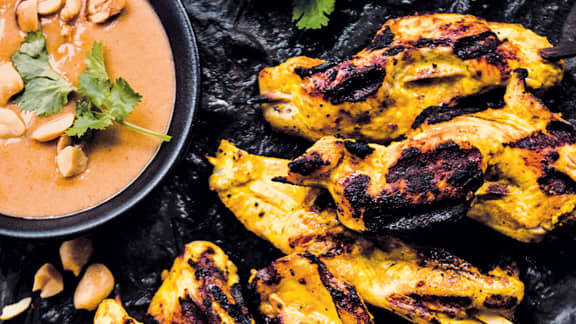 Satay de poulet au cari, sauce aux pinottes