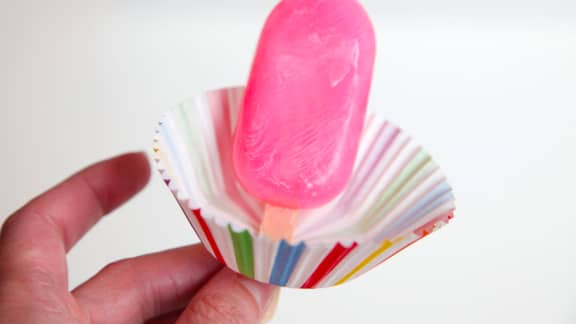 Gardez vos mains propres en mangeant un popsicle