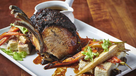 Carré de porc en croûte de café, gratin de céleri-rave et pomme de terre, petits légumes glacés