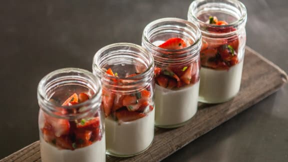 Yogourt de bufflonne au chocolat blanc, salade de fraises à l’estragon