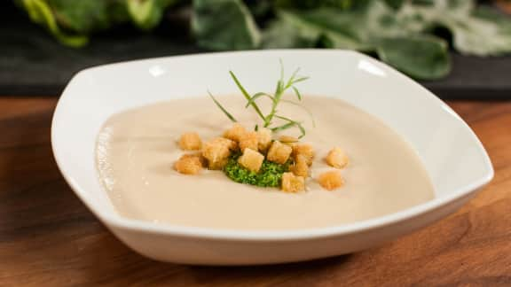 Potage au chou-fleur et au pistou de brocoli