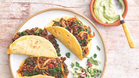 Tacos aux haricots noirs et au chili, sauce verte aux noix