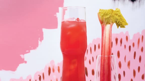 Agua fresca aux fraises, à la rhubarbe et aux graines de coriandre