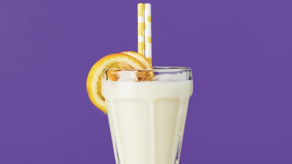 Lait d'amande frappé aux poires, à l'orange et à la poudre d'amandes