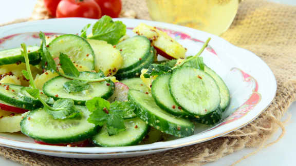 Salade de concombre et de pommes au cari