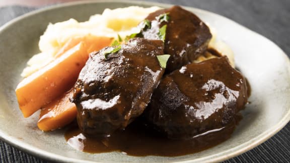 Joues de porc au vin rouge