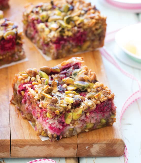 Carrés aux pistaches, aux framboises et à la noix de coco