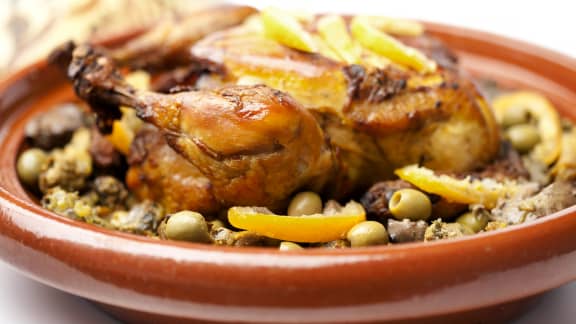 Tajine de poulet aux citrons confits et aux olives vertes