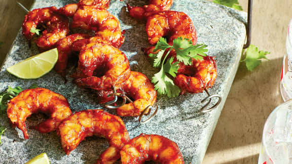 Brochettes de crevettes, salsa de pêches