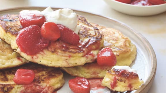 Pancakes au fromage cottage et aux fraises au jus