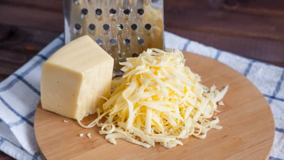 Comment râper le fromage sans râpe