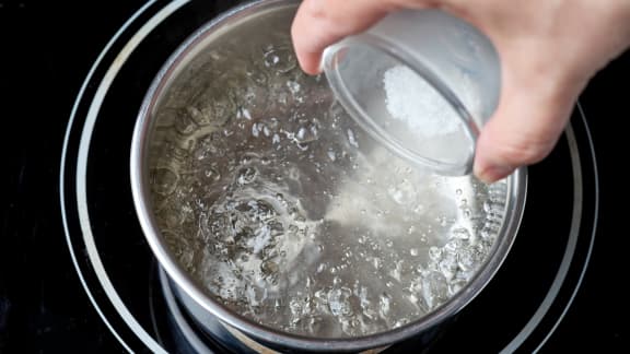 Voici comment faire bouillir de l'eau plus vite
