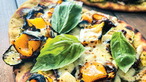 Pizza sur naan, oignons caramélisés et légumes grillés