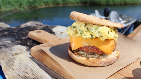 Dimanche matin : Sandwich déjeuner aux oeufs et à la saucisse