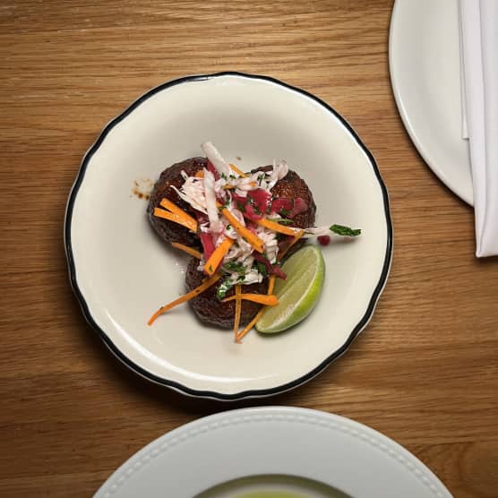 On a testé 8 plats du nouveau menu du Name's on the way et voici notre opinion