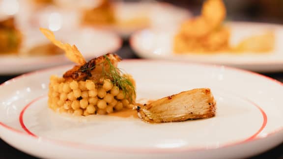 Crevettes grillées, couscous israélien à la bisque et fenouil braisé à l’orange
