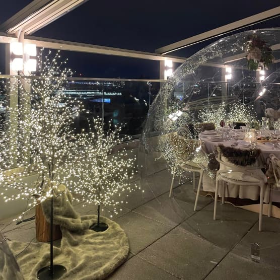 Une incroyable terrasse lumineuse tout l'hiver à découvrir entre amis