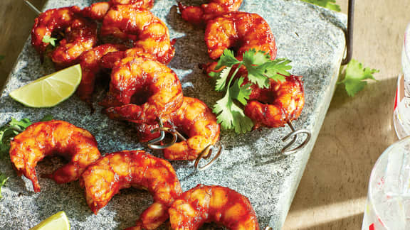 Brochettes de crevettes, salsa de pêches