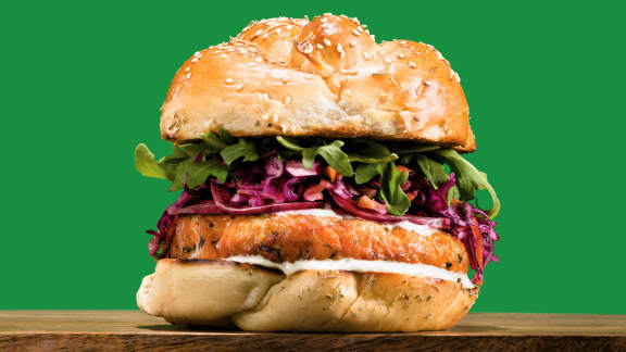 Burger de saumon, sauce crémeuse à la lime