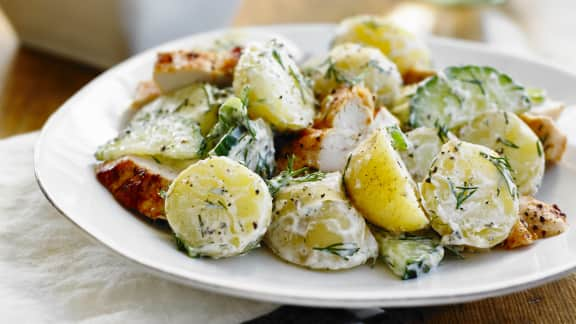 Poitrines de poulet avec salade de pommes de terre crémeuse