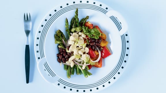 Salade tiède d'asperges et de poivrons grillés, de fèves noires et de fromage en grains