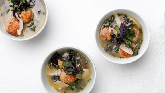 Soupe aux boulettes de poulet et au chou kale